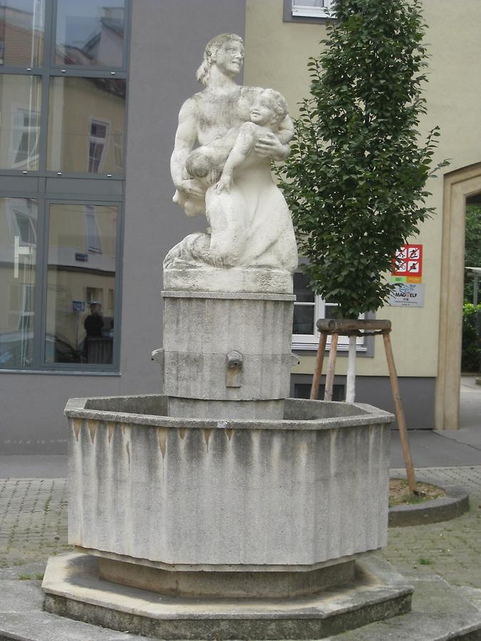 Mutterglück-Brunnen mit Steinskulptur 'Mutterglück' von Michael Drobil 1951