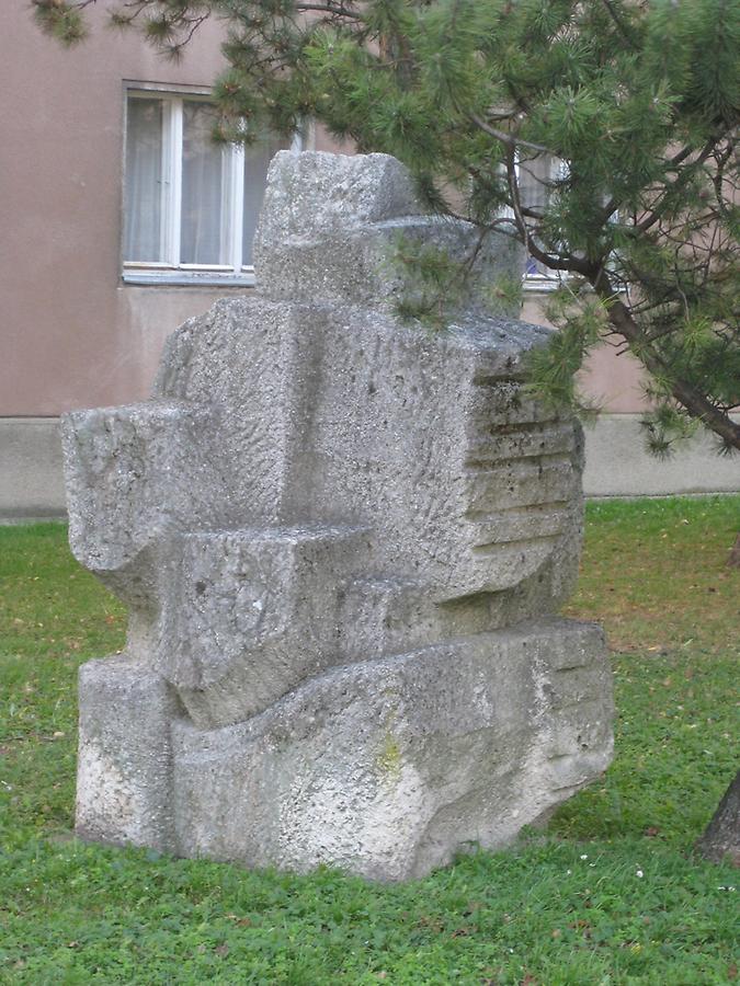 Natursteinplastik 'Vogelbauer' von Joana Steinlechner-Bichler 1963