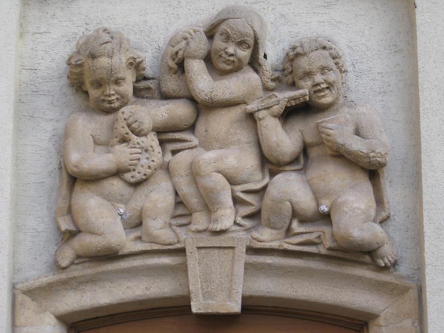 Relief als Torsupraporte 'Kinder mit Schwamm, Kamm und Zahnbürste' von Alfons Riedel 1954