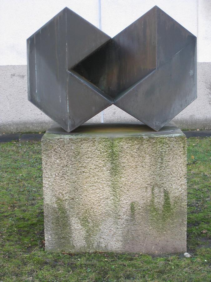 Plastik 'Prismenfigur polyphon aufgebaut' von Alois Heidel 1972