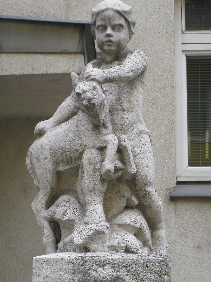 Putto mit Zicklein (rechts)