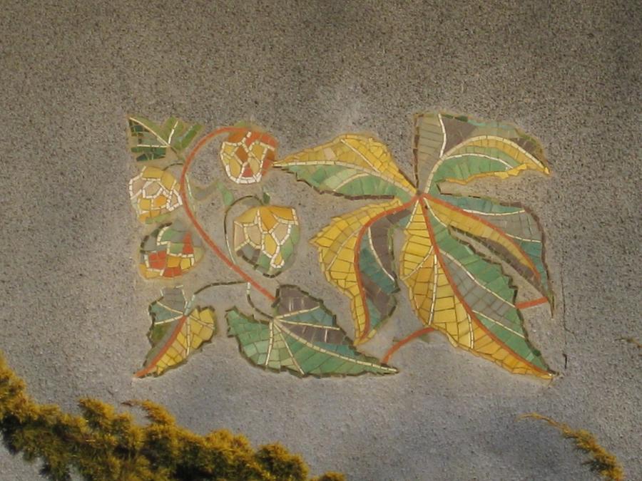 Supraporte-Mosaik 'Hopfen' von Marianne Neugebauer 1953