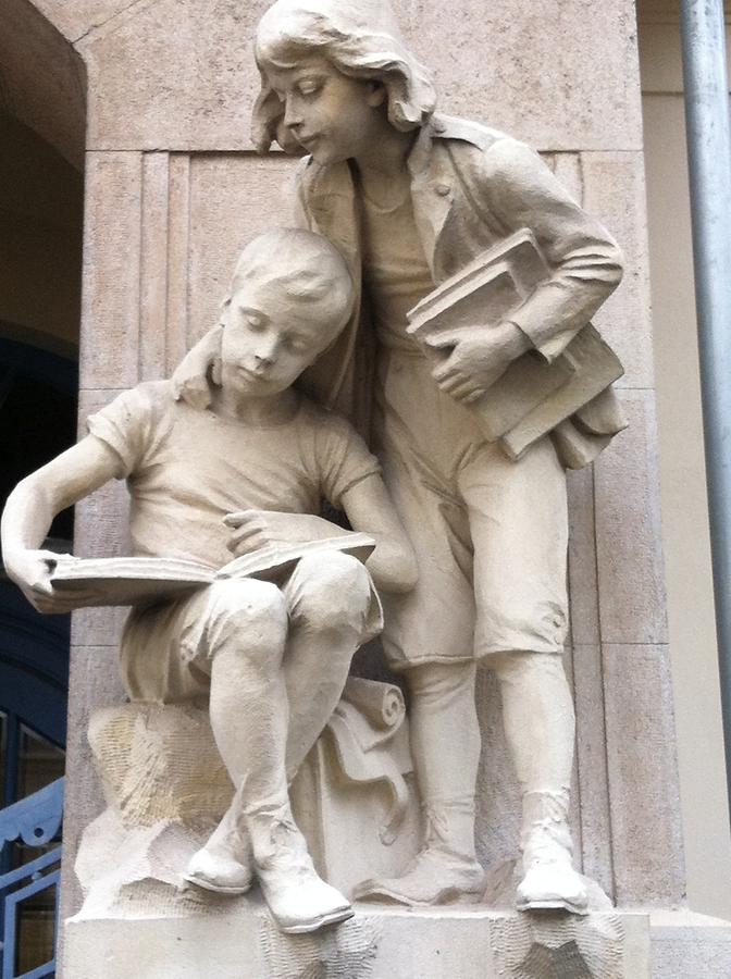 Wandskulptur 'Lernende Kinder'