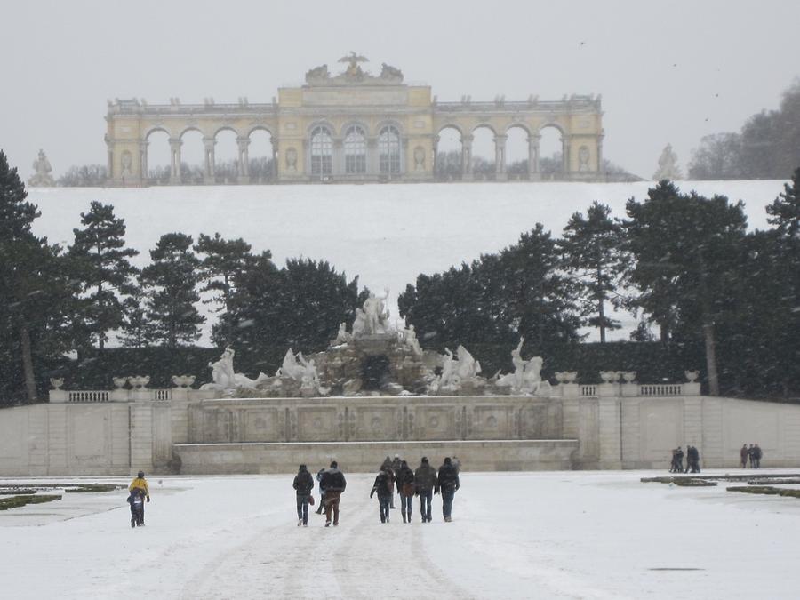 Gloriette und Neptunbrunnen im Winter