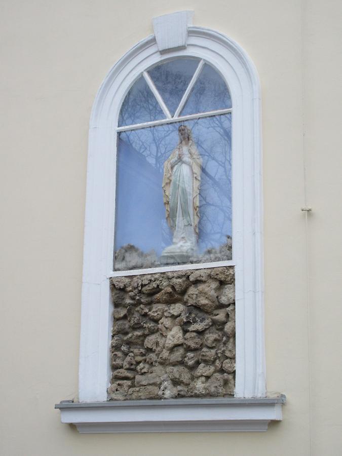Madonna in Fensternische