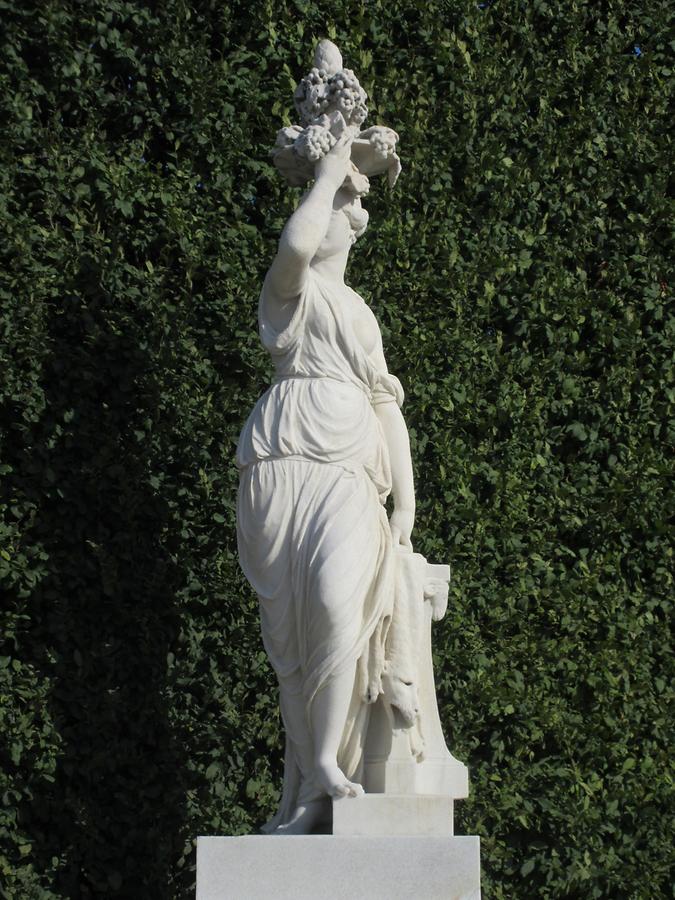 'Bacchantin' Statue von W. Beyer