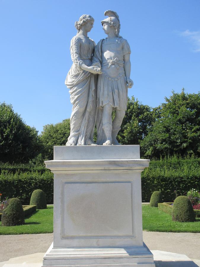 'Alexander und Olympias' Statue