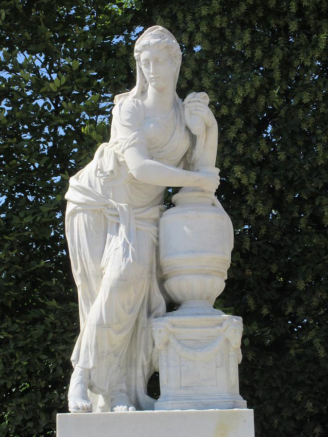 'Artemisia, um ihren Gatten trauernd' Statue von J. Schletterer und J. B. Hagenauer