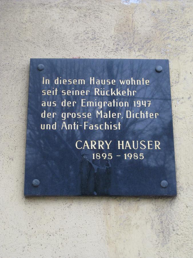 Carry Hauser Gedenktafel