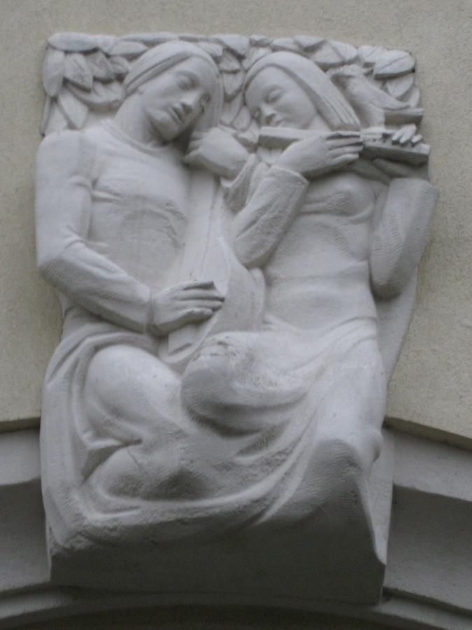 'Musizierendes Paar' Relieftorbogenschlußstein von Ernst Wenzelis 1952