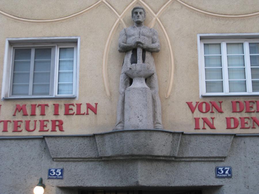 Torskulptur 'Der Schmied' von Oskar Thiede 1925