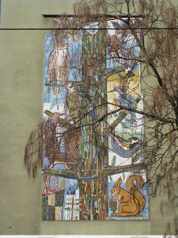 Deutschordensstraße 7-25 -Wandmosaik 'Baum mit Tieren' von Hans Staudacher 1954