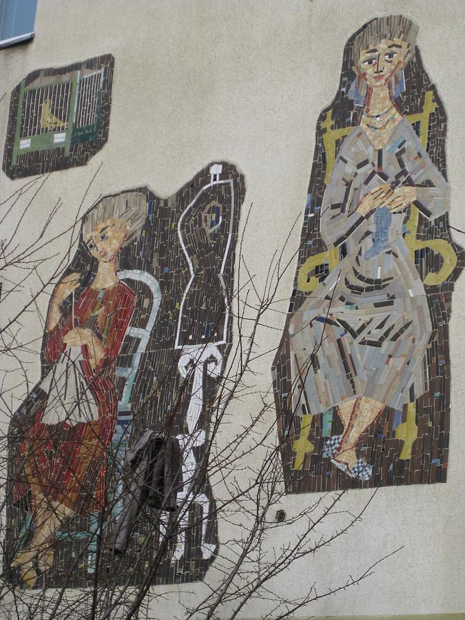 Mosaikwandbild 'Frauenberufe' von Hans R. Pippal 1957