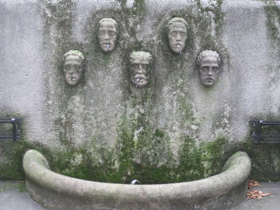 Brunnen mit wasserspeiende Masken (links) von Wilhelm Frass 1925