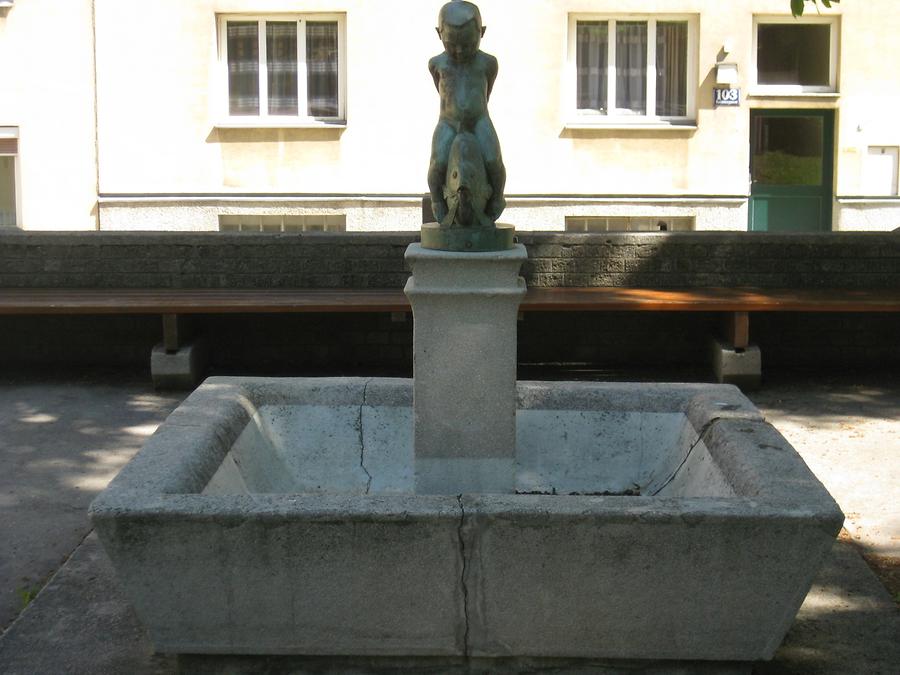 Zierbrunnen mit Plastik 'Putto auf Fisch' von Adam Pohl 1924