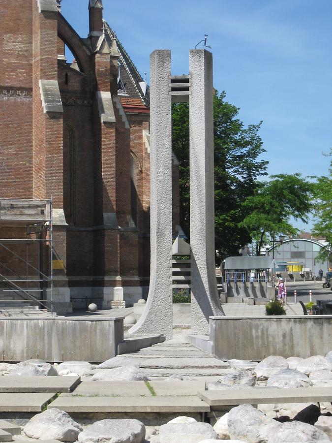 Brunnen mit Granitstelen 'Denkzeichen' von Osamu Nakajimu 1996