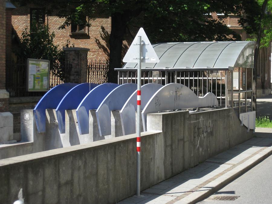 Brunnen mit Metallelementen 'Wasserlichtbogen' von Rudolf Guttmann und Rupert Falkner 1996