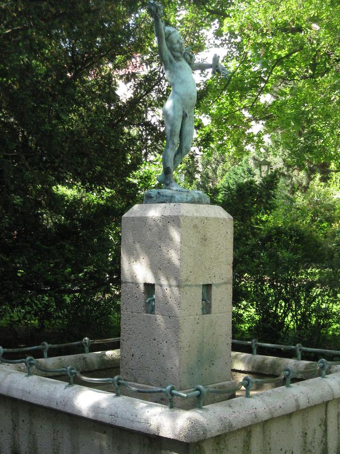Frühlingsbrunnen mit Plastik 'Knabe mit Vögeln' von Anton Endstorfer 1912