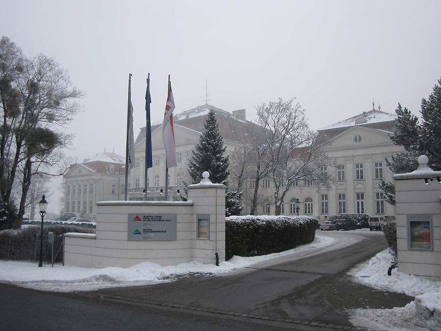 Schloß Wilhelminenberg im Nebel