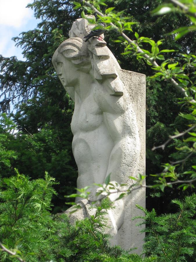 Natursteinplastik 'Elektrische Energie' von Ferdinand Opitz 1953