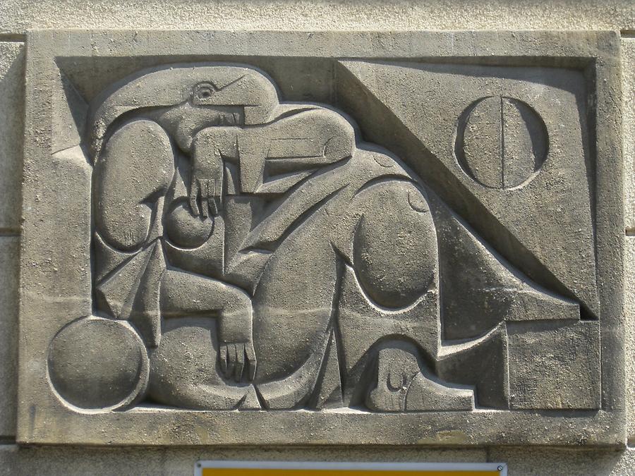 Natursteinrelief 'Ruhende' von Franz Luby 1956