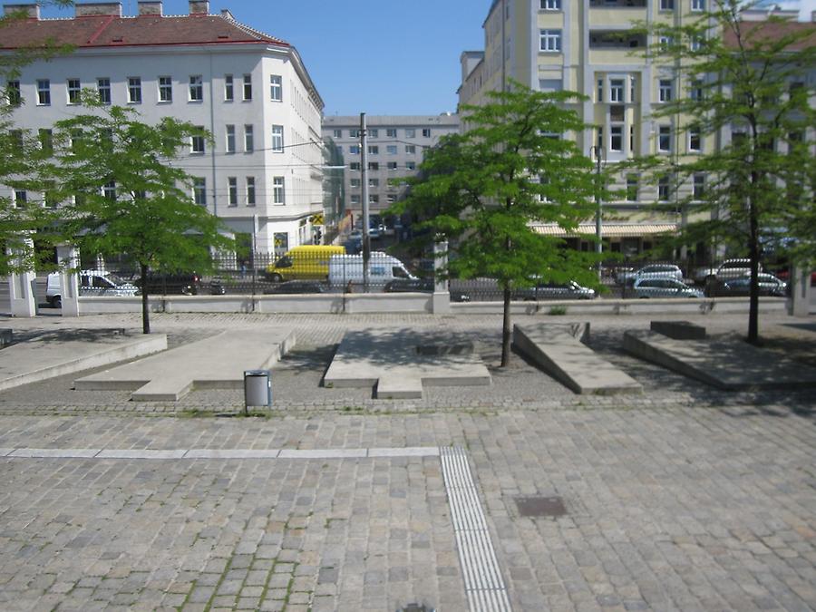 Textskulptur 'Jetzt' von Leo Zogmayer 1998