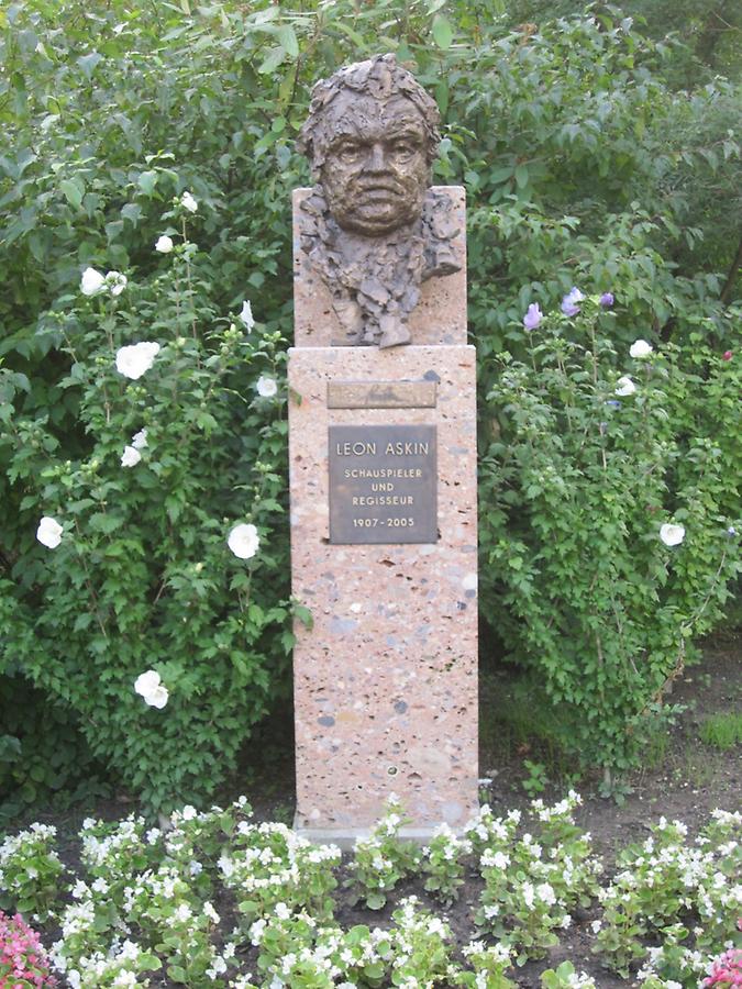 Leon Askin Denkmal von Hubert Wilfan