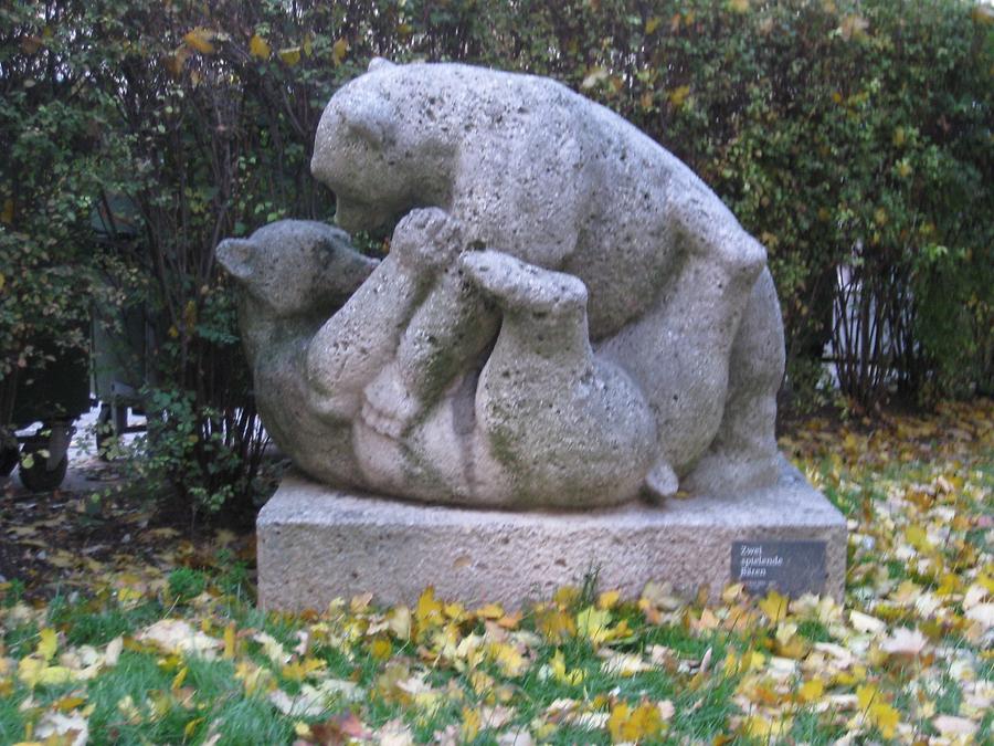 Steinskulptur 'Zwei spielende Bären' von Josef Bock 1959