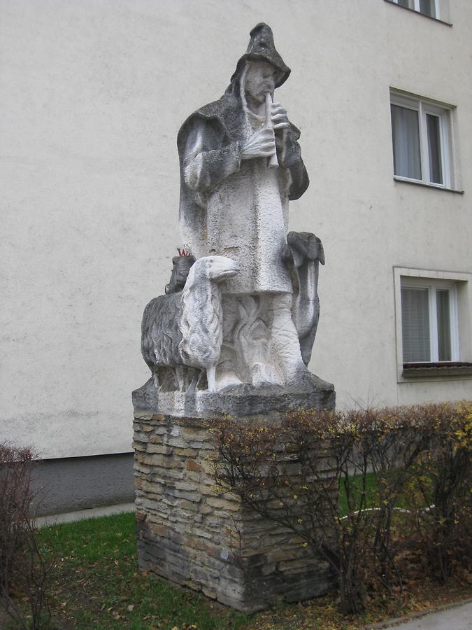 Steinskulptur auf Sockel 'Schäfer' von Karl Nieschlag 1954