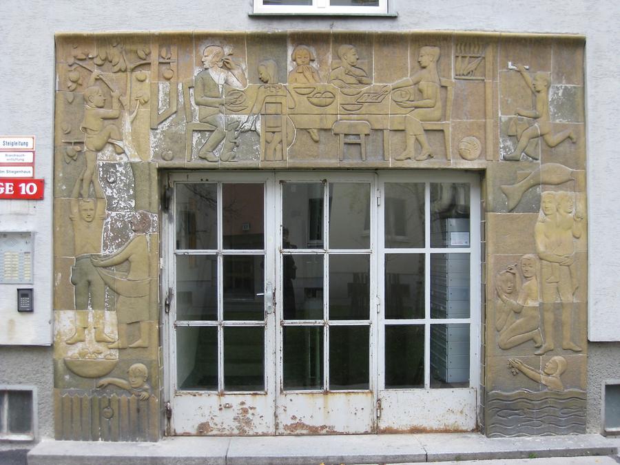 Keramik-Eingangsrelief 'Familienleben' von Adele Stadler 1958