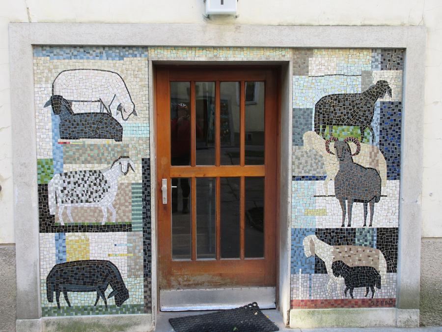 Türmosaik 'Schafe auf der Weide' von Maria Szeni