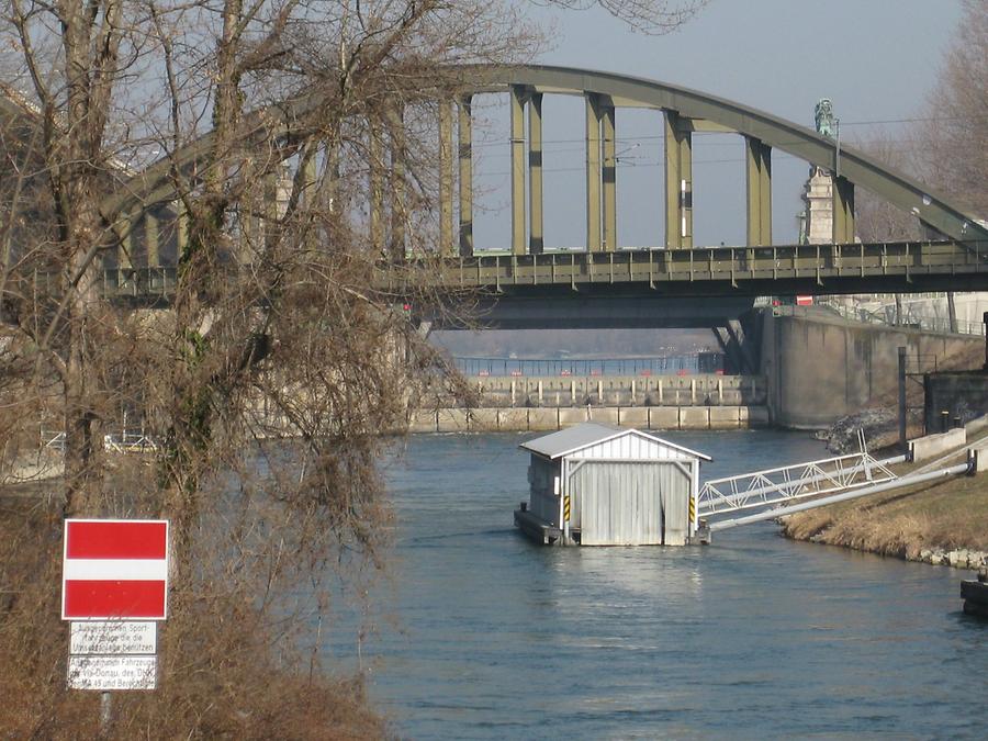 Donauuferbahnbrücke