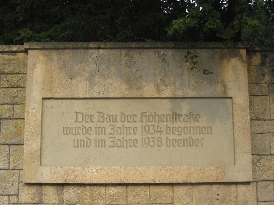 Gedenktafel zum Höhenstraßenbau 1934-38