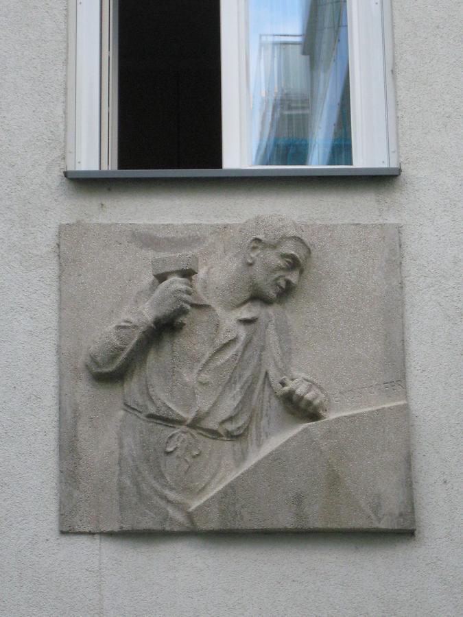 Hauszeichen als Kunststeinrelief 'Steinmetz' von Anton Endstorfer 1952