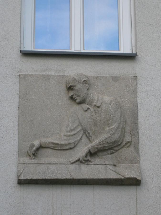 Hauszeichen als Kunststeinrelief 'Glaserer' von Anton Endstorfer 1952