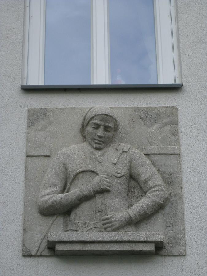 Hauszeichen als Kunststeinrelief 'Rauchfangkehrer' von Florian Josephu 1952