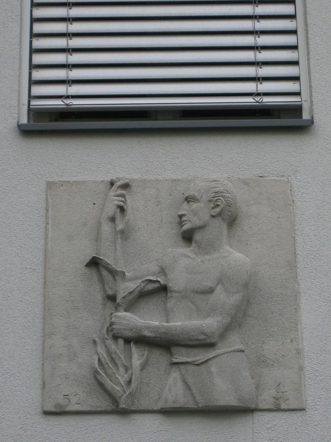 Hauszeichen als Kunststeinrelief 'Gärtner' von Joseph Tautenhayn 1952