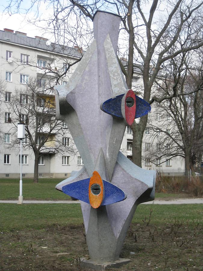 Mosaiküberzogene Kunststeinplastik ehem. 'Brigittenauer Brunnen' von Wander Bertoni 1964