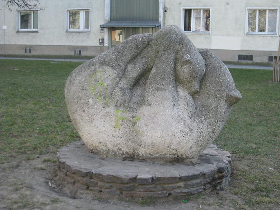 Steinplastik 'Bär mit Jungem' von Mathias Hietz 1961