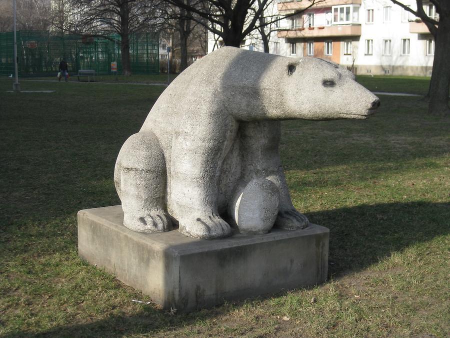 Steinplastik 'Eisbär' von Gertrude Fronius 1961