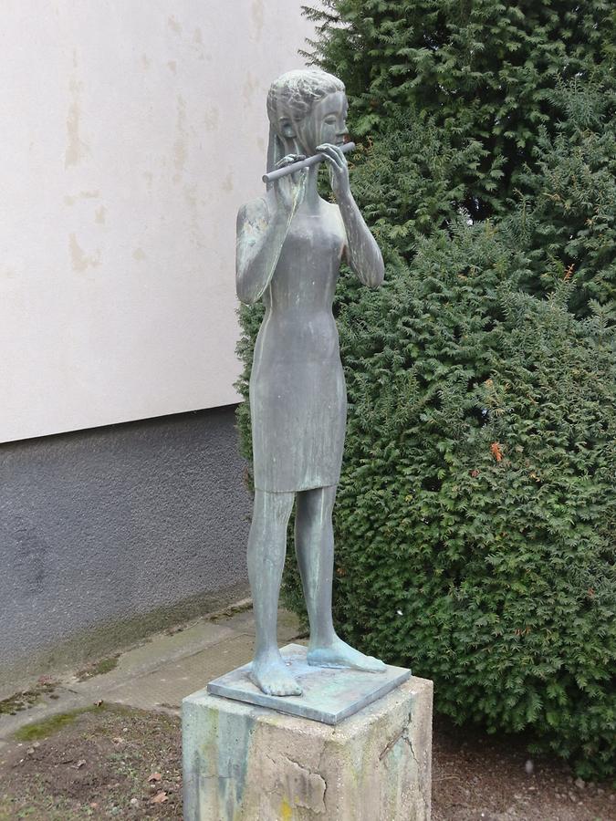 Bronzeplastik 'Flöte spielendes Mädchen' von Othmar Jarmer 1967