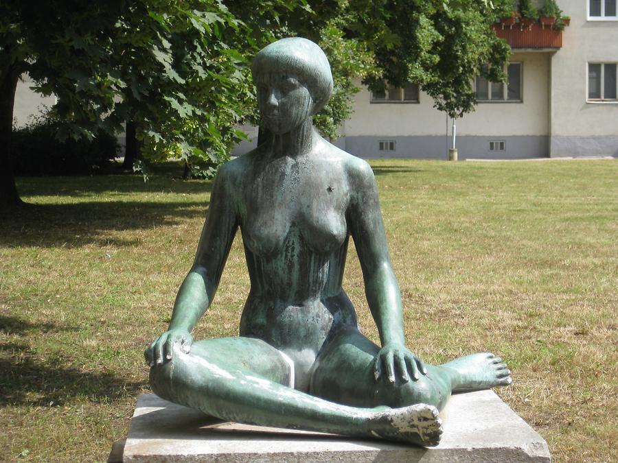 Bronzeplastik 'Sitzende Frau mit kurzen Haaren' von Peter Steyer 1962