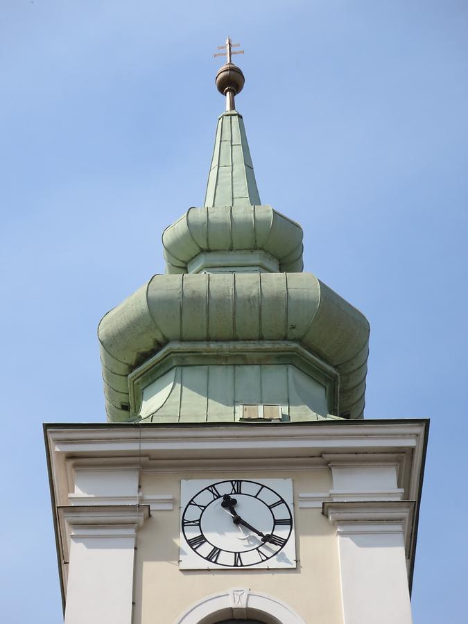 Kirchturm mit Kirchenuhr