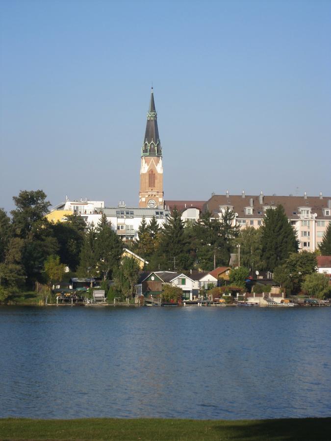 Obere Alte Donau mit Donaufelder Kirche