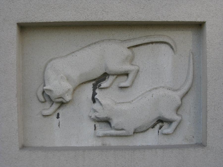 Relief-Hauszeichen 'Luchse' von Gertrude Diener 1958