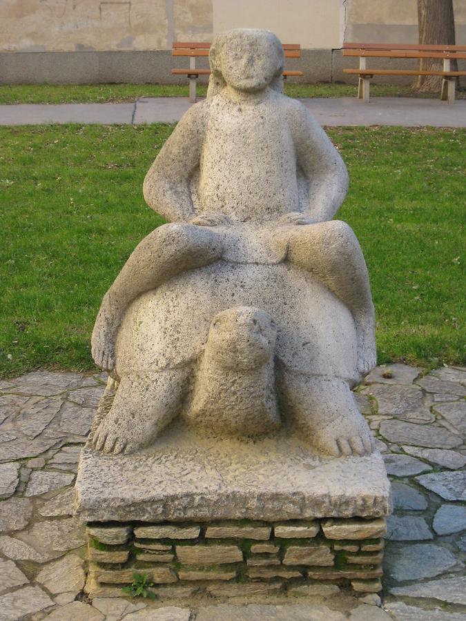 Natursteinplastik 'Mädchen auf einer Schildkröte' von Oskar Bottoli 1956