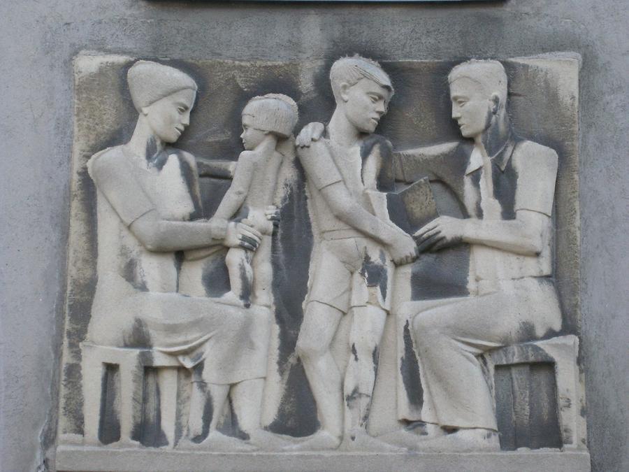 Supraportenrelief 'Die Familie' von Mathias Hietz 1953