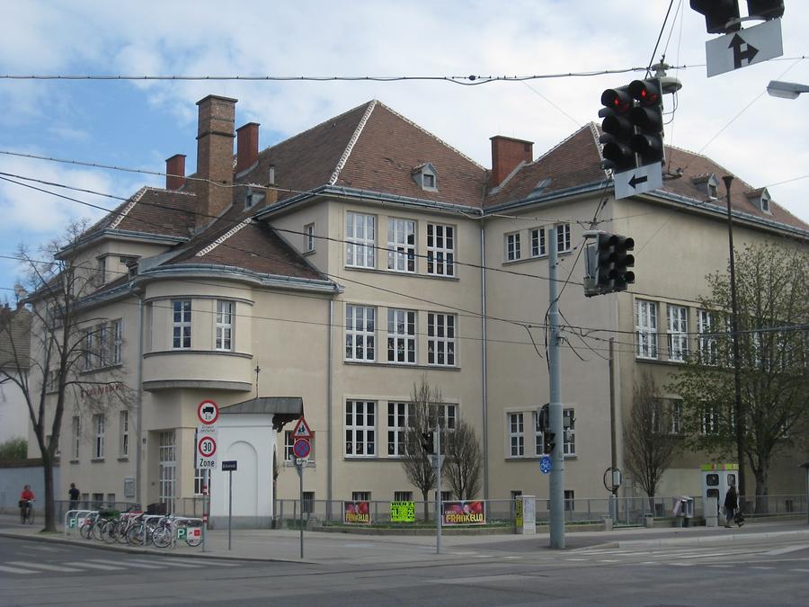 Oberdorfstraße 2 Langobardenstraße Volksschule 'Löwenschule' -