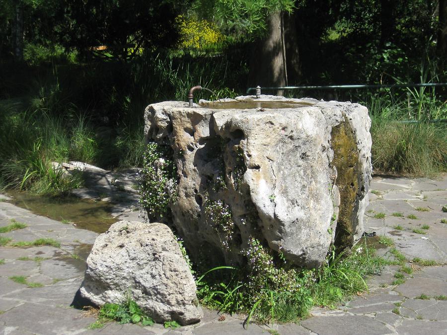 Natursteinbrunnen