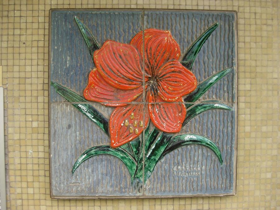 Keramikrelief 'Amaryllis' von Hannes Neubauer 1967